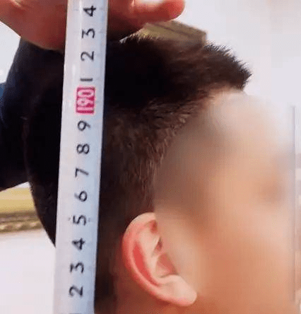 河南惊现小巨人!12岁男孩身高1米95,鞋47.