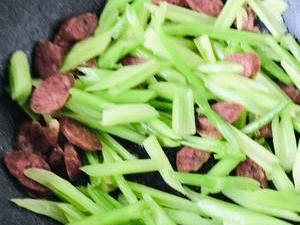 减脂餐—西芹炒纯瘦牛肉香肠