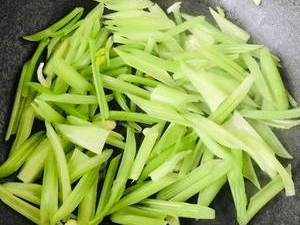 减脂餐—西芹炒纯瘦牛肉香肠
