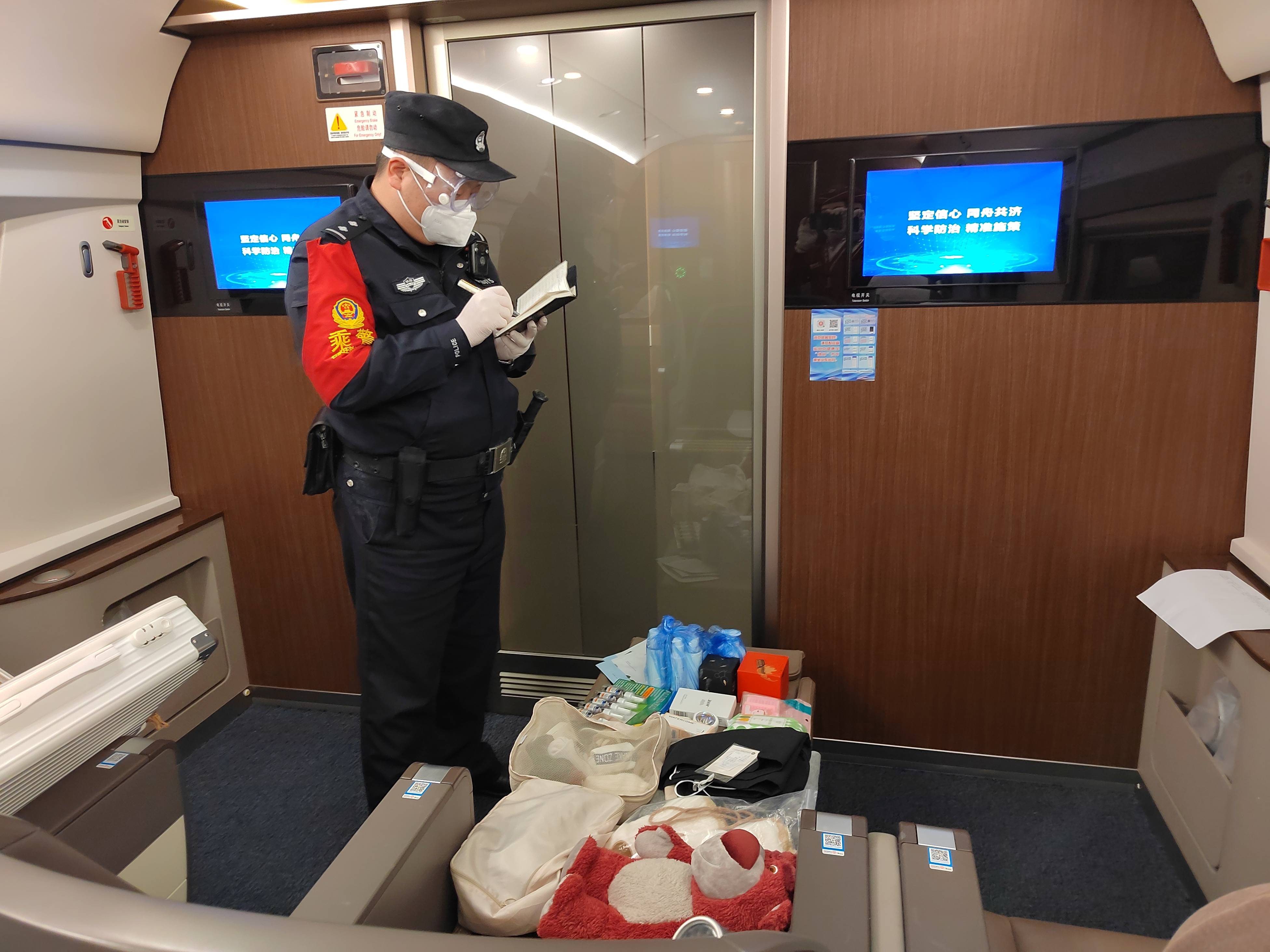 无独有偶,同一天在石家庄乘警支队值乘的石家庄开往杭州的g2815次列车