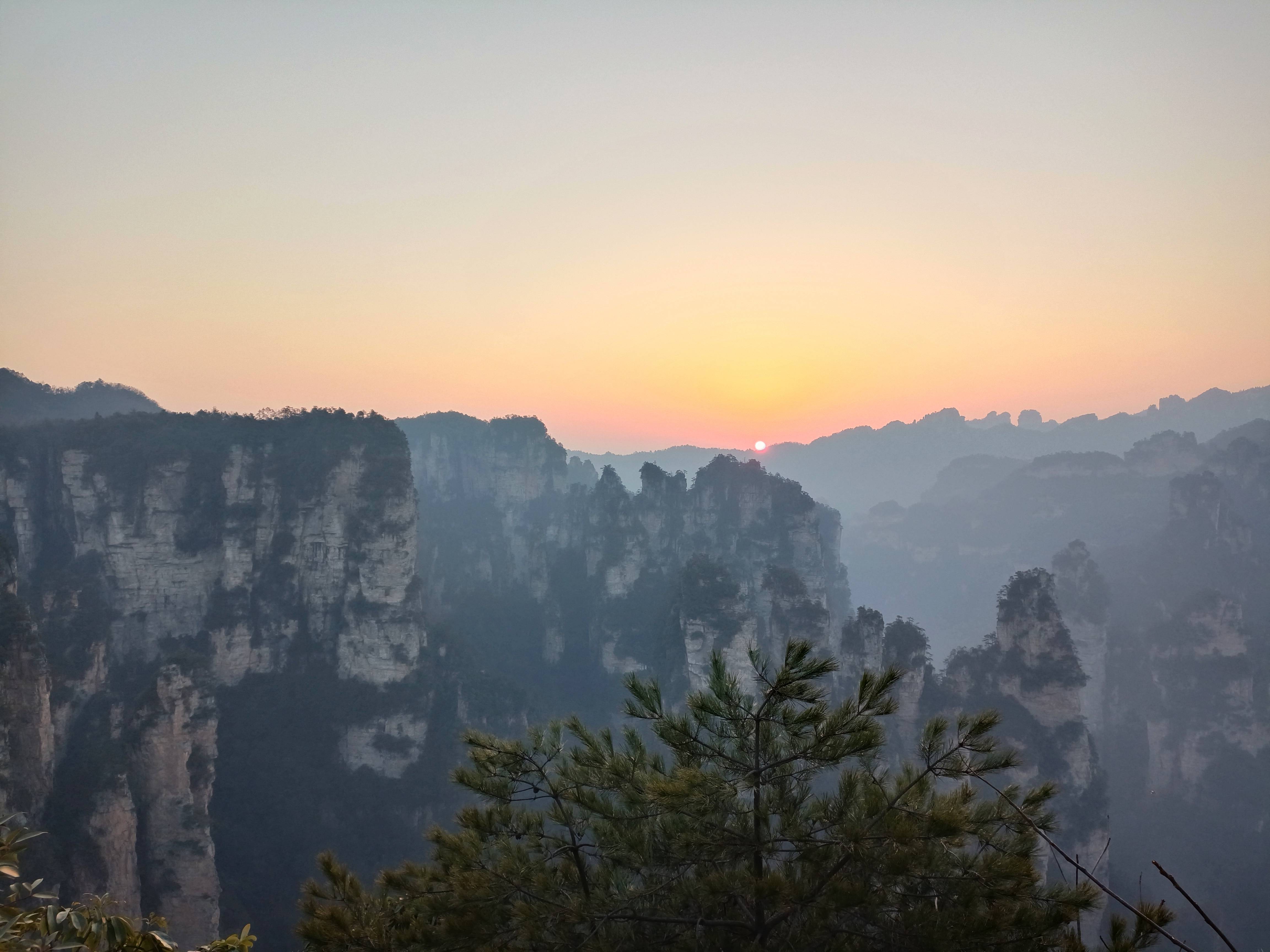 胜景|张家界百龙天梯：日出胜景醉游人（组图）