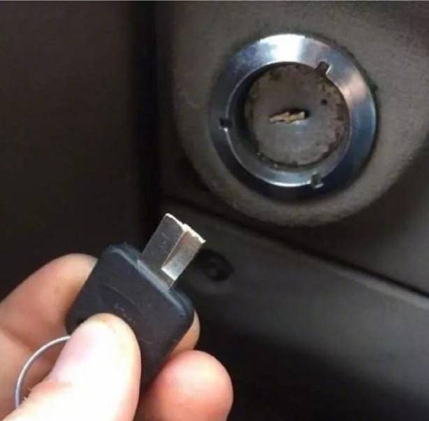 车钥匙断在锁孔怎么办