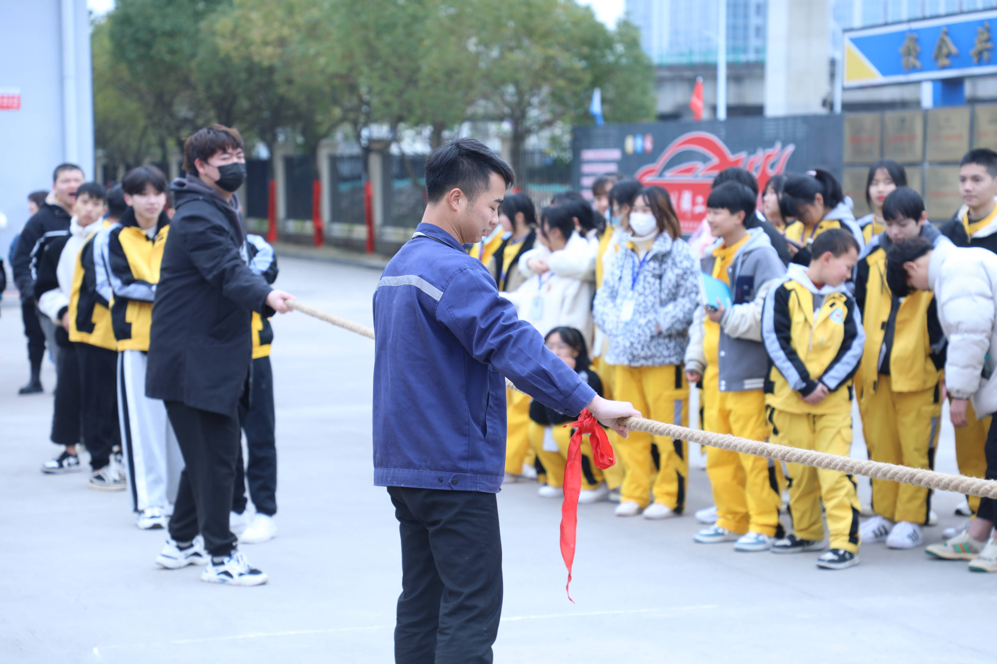 校园活动春日里第一场拔河比赛同学凝心聚力绳采飞扬