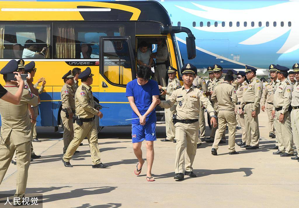 沉重的夜晚时隔两个月,在长城宾馆见到小花时,小蝶差点跳起来,赶过去
