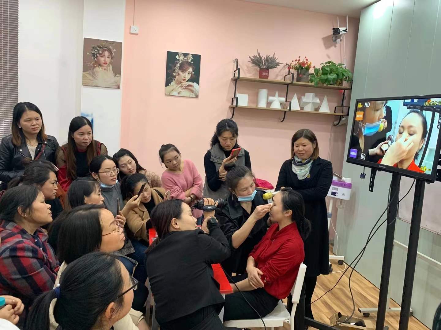 职业艺兴职业技术培训学校分享化妆师的工作职责有哪些?主要做什么?