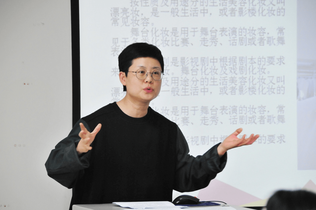 王文俊崂山区 “ 百变美人”化妆知识讲座成功举办