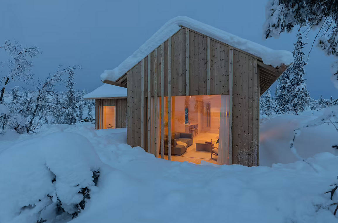 森林木屋雪景图图片