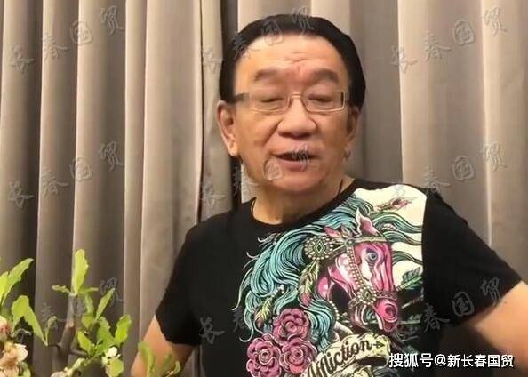 品牌|75岁侯耀华为企业录祝福视频，红光满面状态好，手戴大戒指抢镜