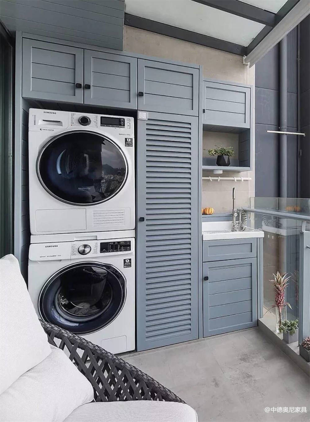 洗衣机嵌入阳台柜内的设计方案参考2