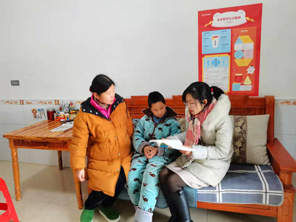 湖北钟祥市长滩镇金星小学党员教师结对帮扶情暖留守儿童