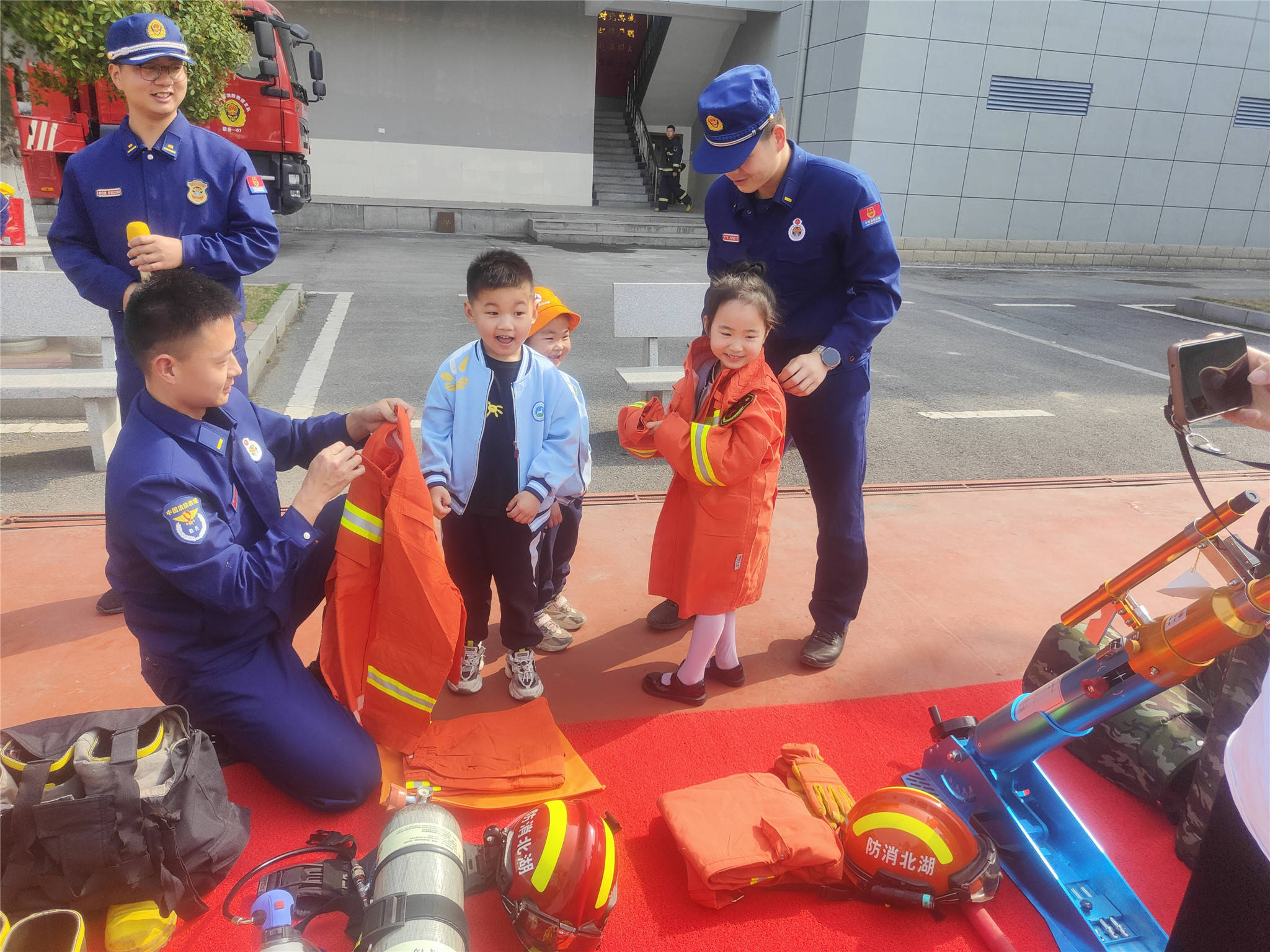 湖北蘄春消防站開放日喜迎轄區幼兒園師生來隊參觀學習