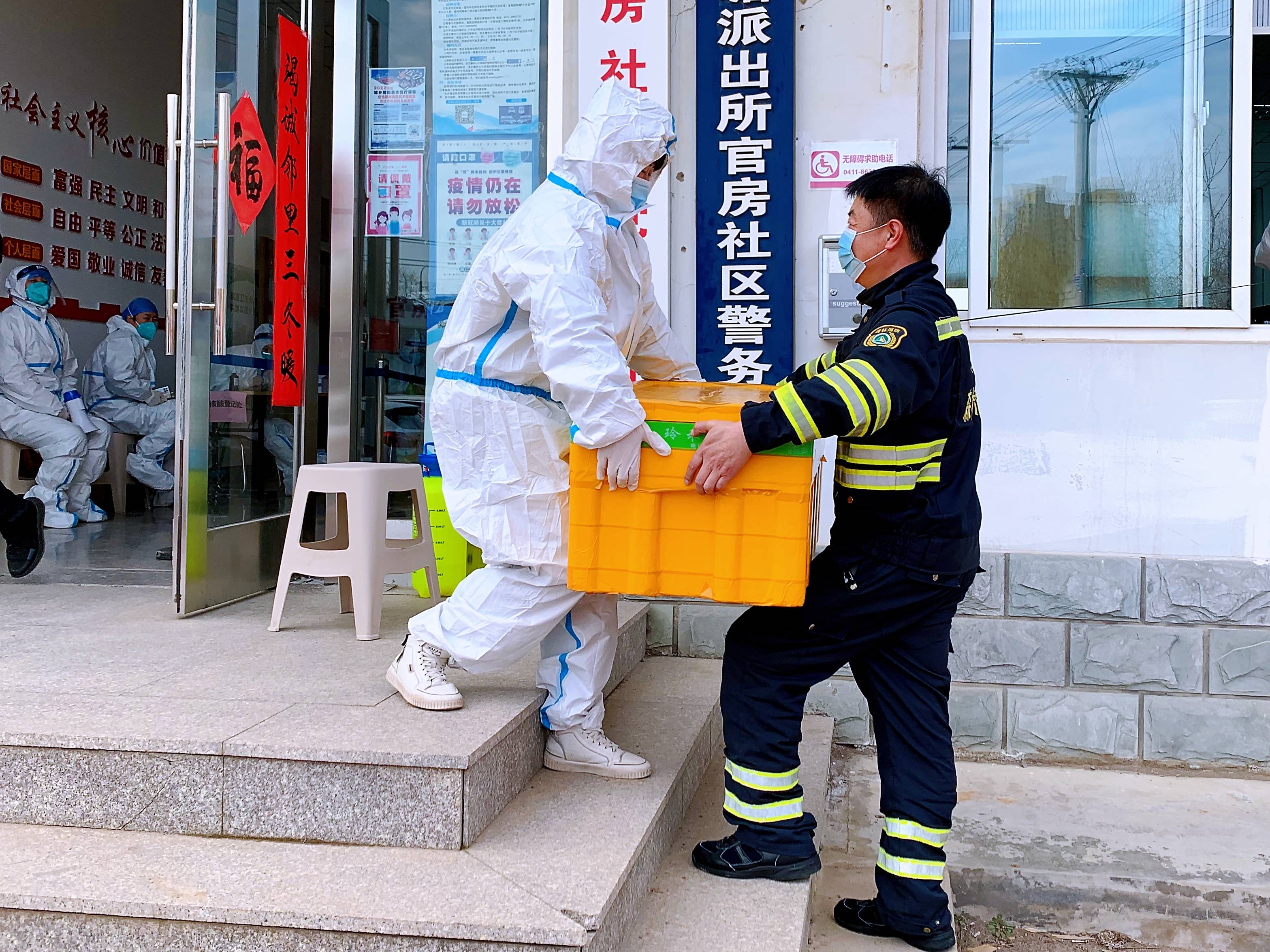 开始,她又穿上防护服,拿起小喇叭在现场组织居民排队,"准备好辽事通