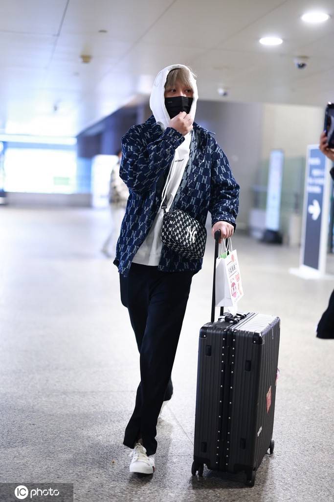 左其铂现身上海机场牛仔外套搭休闲裤阳光时尚 搜狐大视野 搜狐新闻