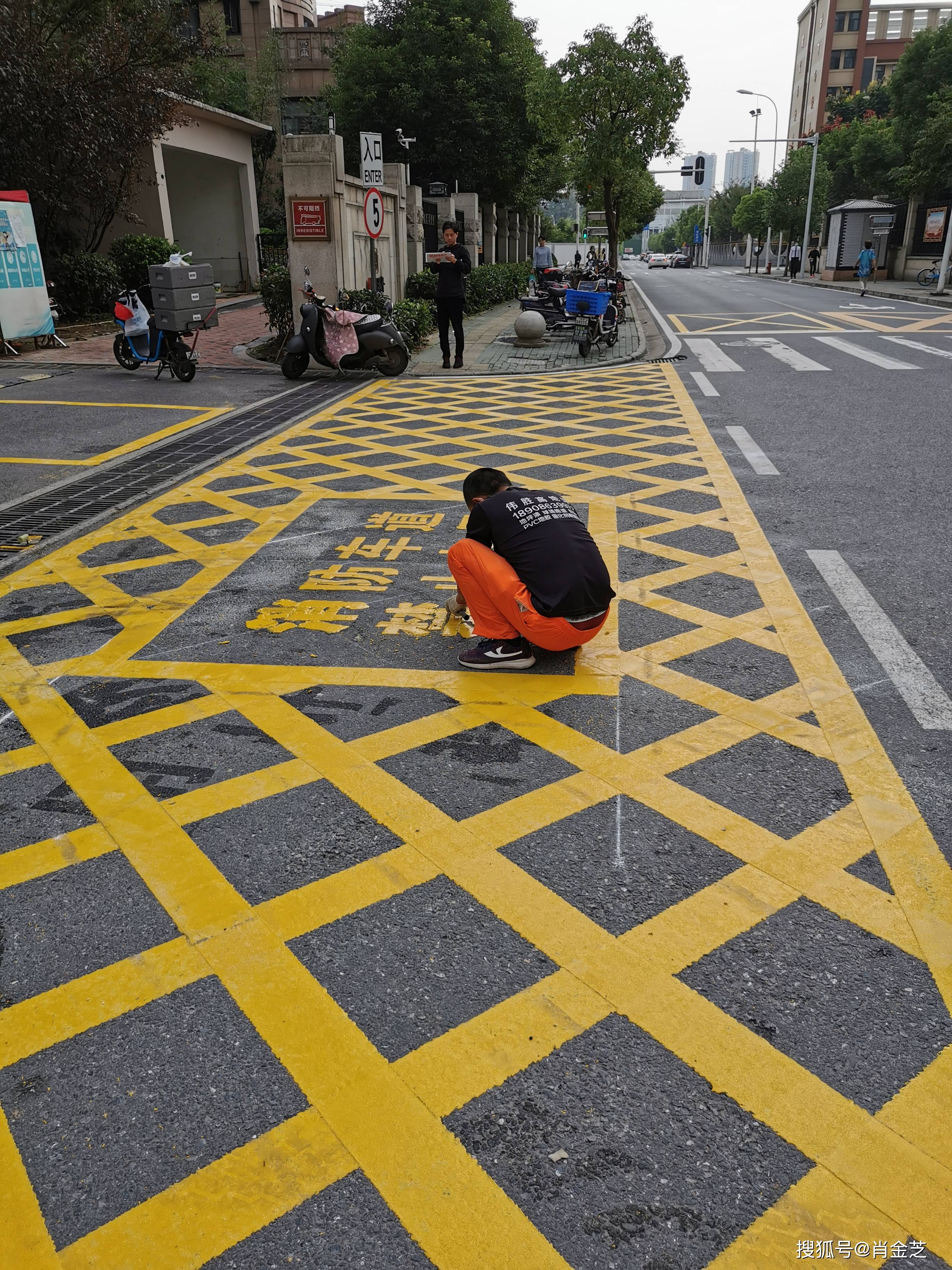 小区门口消防通道划线图片