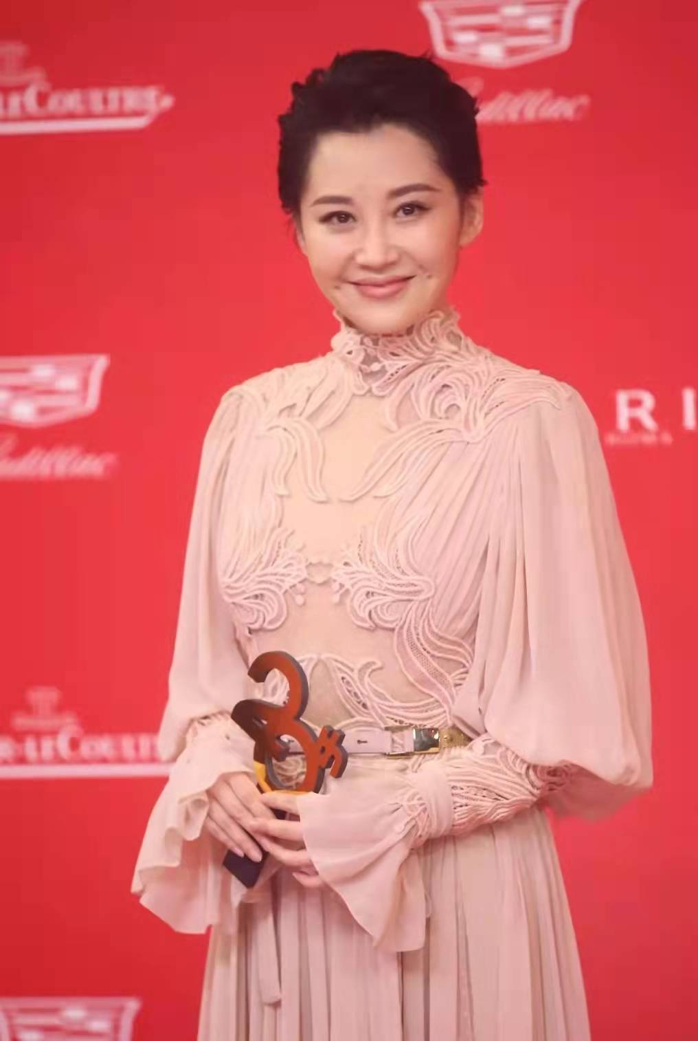 色彩 许晴真的不会老，敢穿又懂创新，真不愧是中年女性的优秀典范