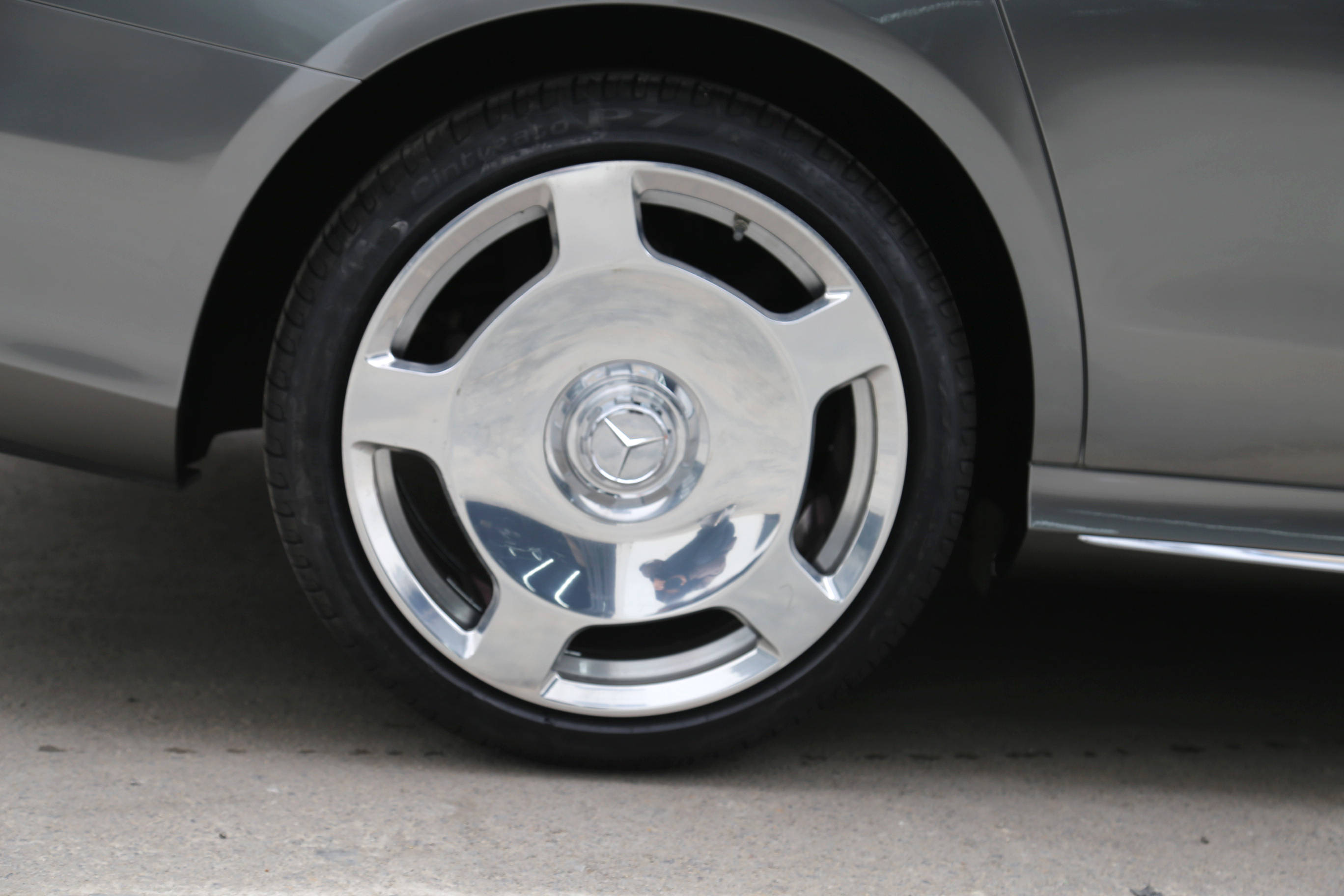 奔驰e级济南欧瑟全车改色液态金属银大饼轮毂