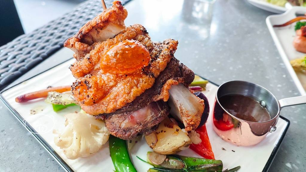 佛山探店｜猪肘外皮炸过很酥脆，里面肉很嫩