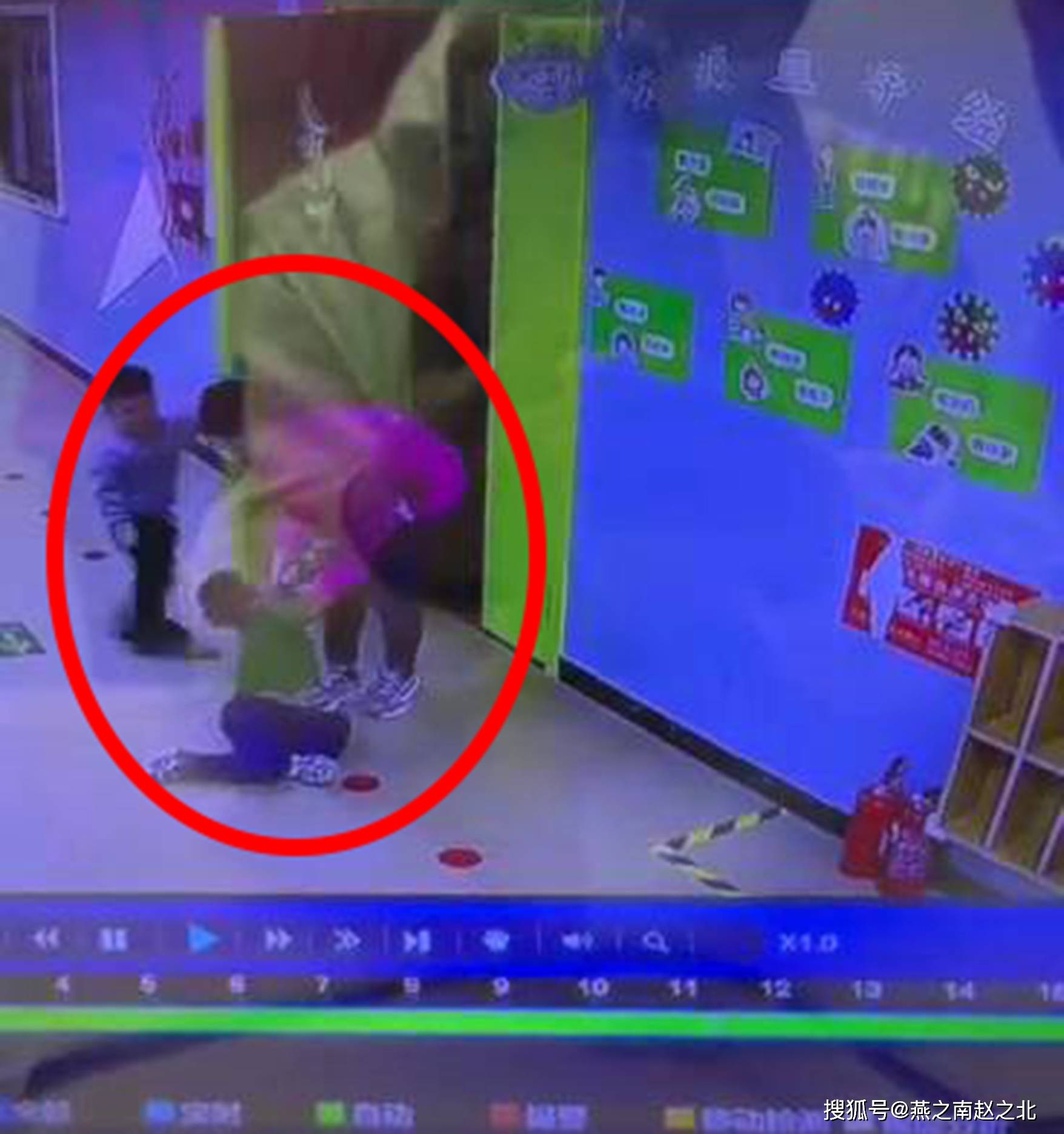 事件|保定一幼儿园老师被爆“冷暴力”，把3岁幼儿硬拖进“小黑屋”
