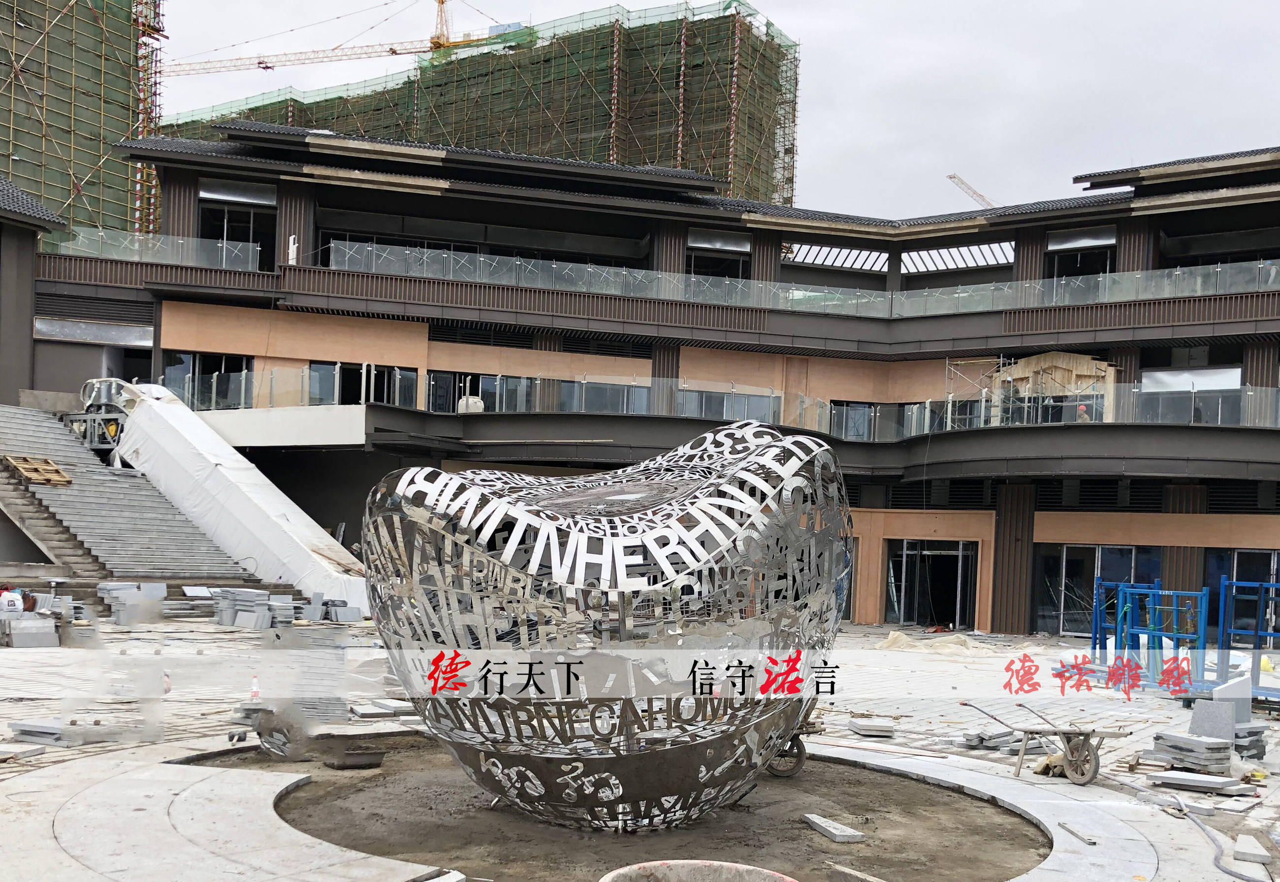 不锈钢镂空元宝景观雕塑