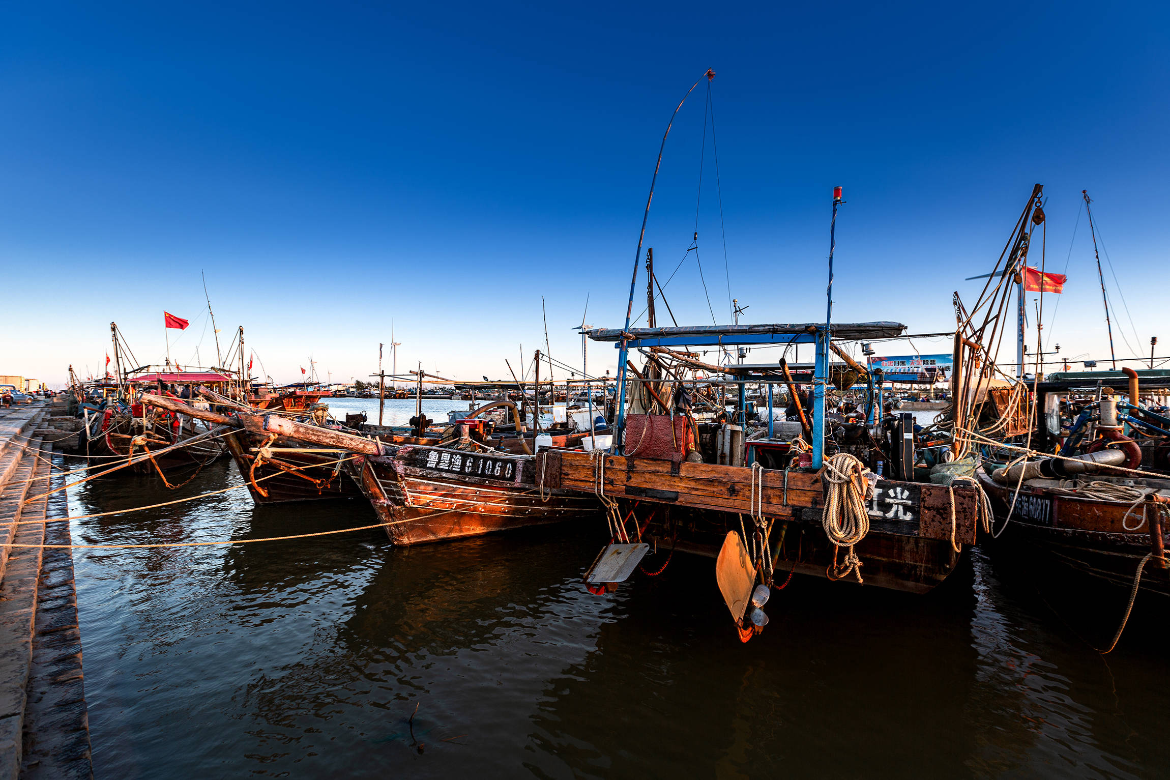 山东东营市垦利区红光渔港是垦利区的重要渔业港口之一,位于中心城