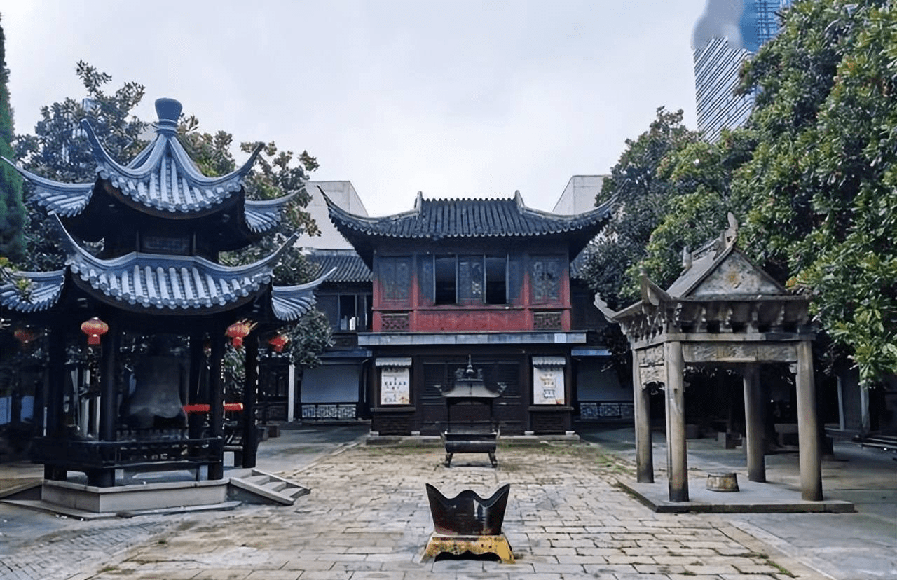 其实,咱们湖州有三绝,那便是桥中桥,塔中塔和庙中庙.