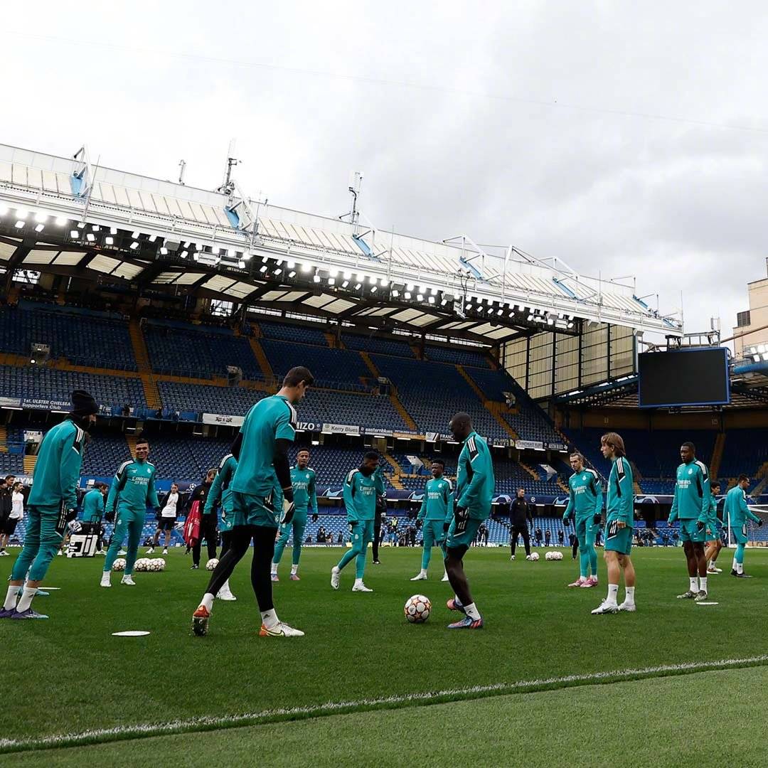 高清图皇马训练备战切尔西本泽马射门动作舒展