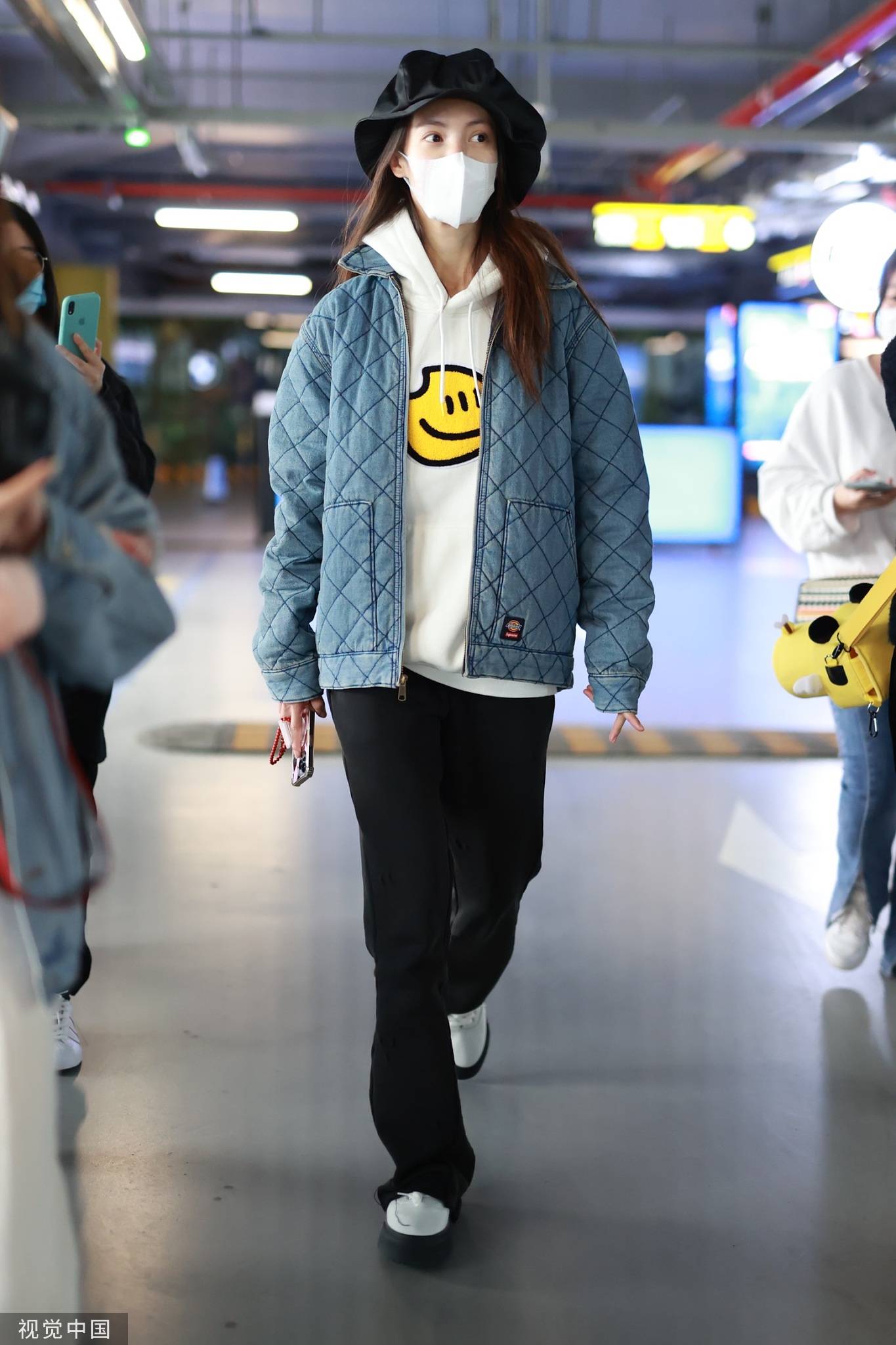 金晨衣着休闲现身北京机场昂首阔步气质非凡