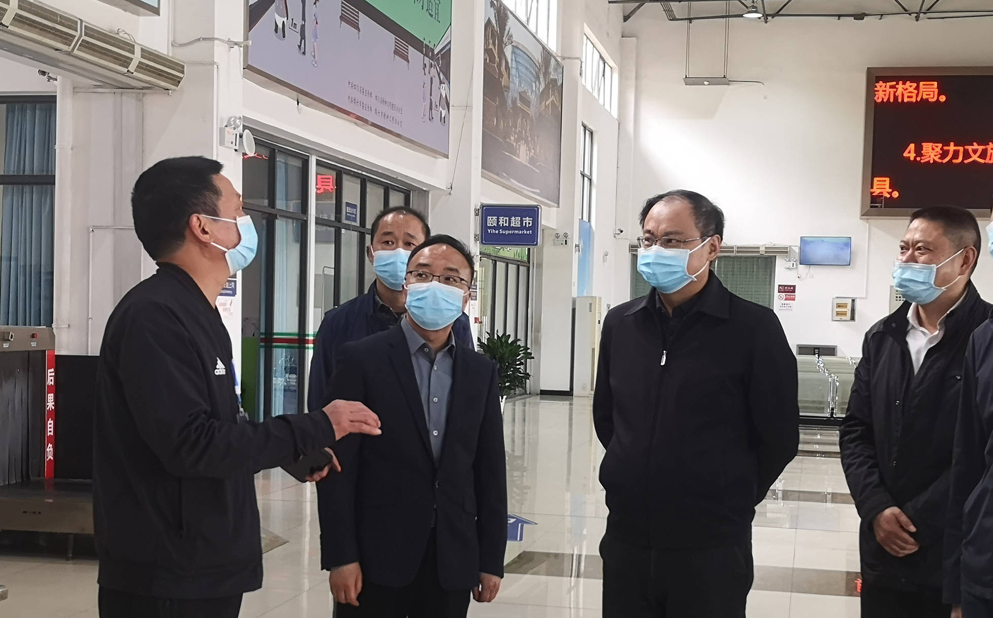 4月6日下午,市委书记王宏带队前往绵竹旅游集散中心,孝德镇年画村