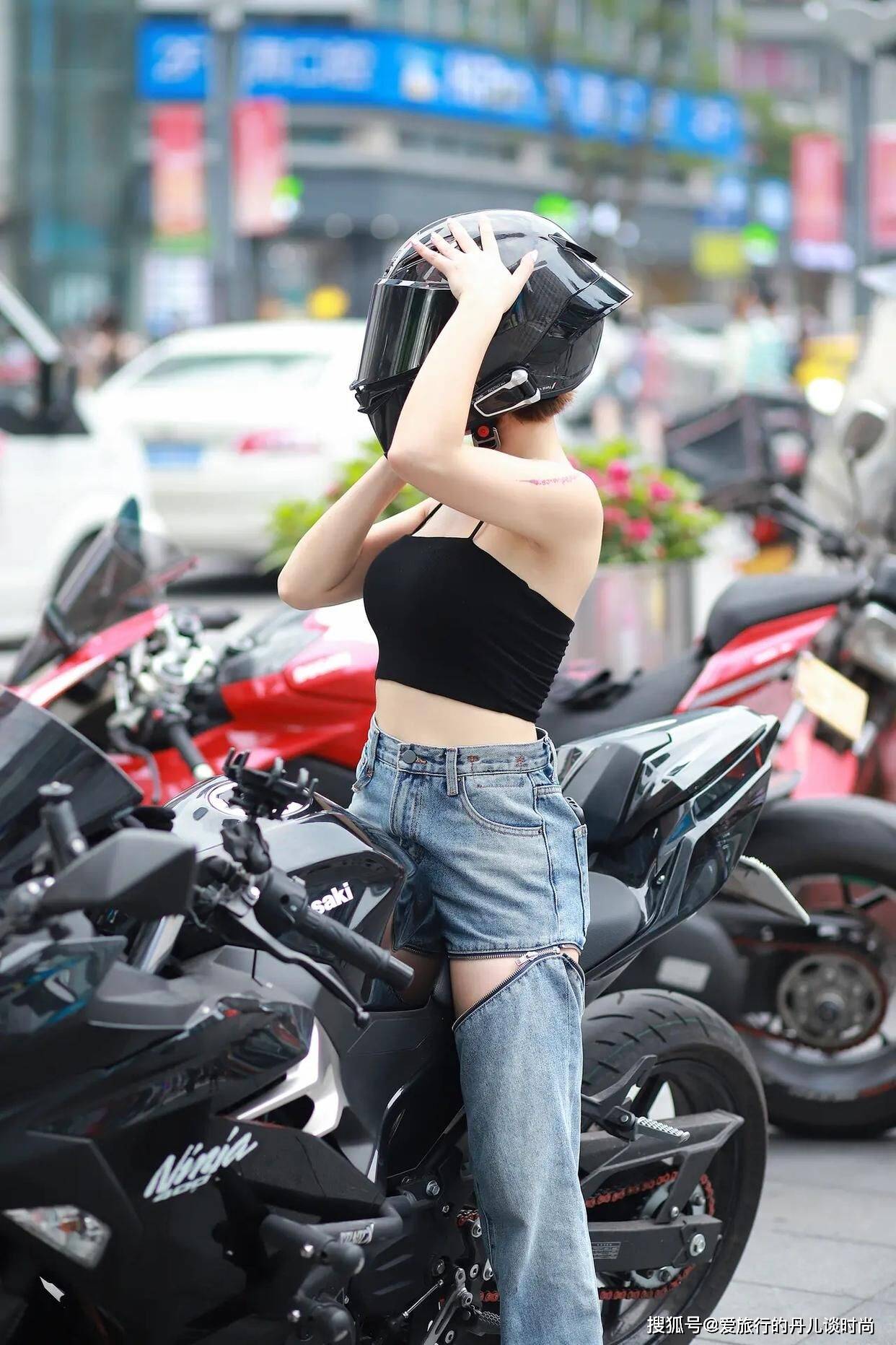 骑摩托车的小姐姐身穿黑色吊带搭配破洞牛仔裤又甜又酷