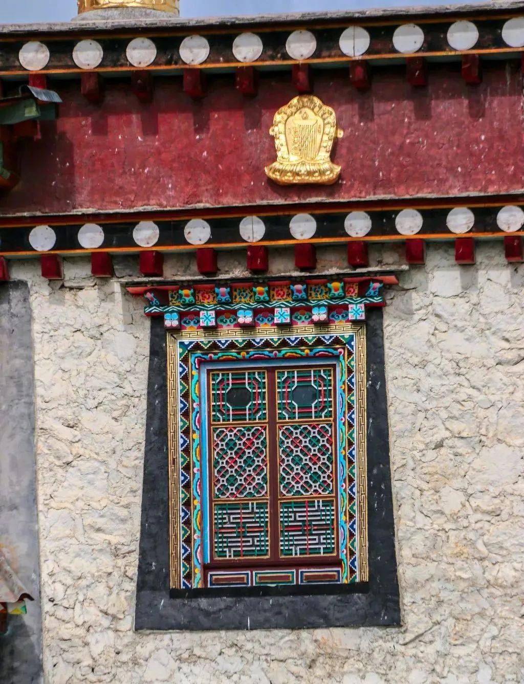 不同种类,不同等级的藏式建筑上,窗户有不同的特点.