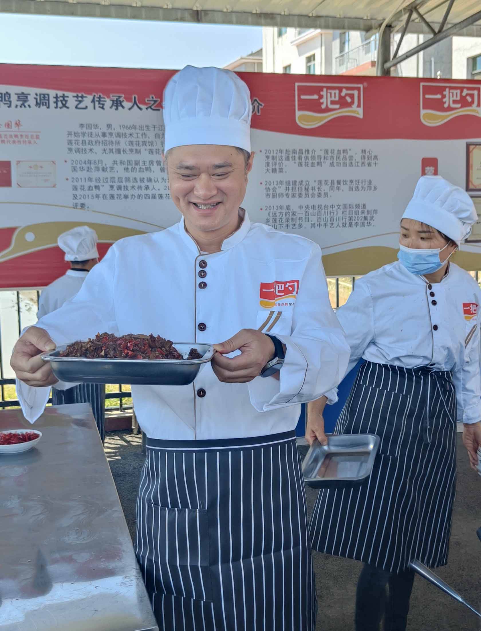 莲花县县委书记易刚亲临一把勺莲花血鸭基地现场直播带货