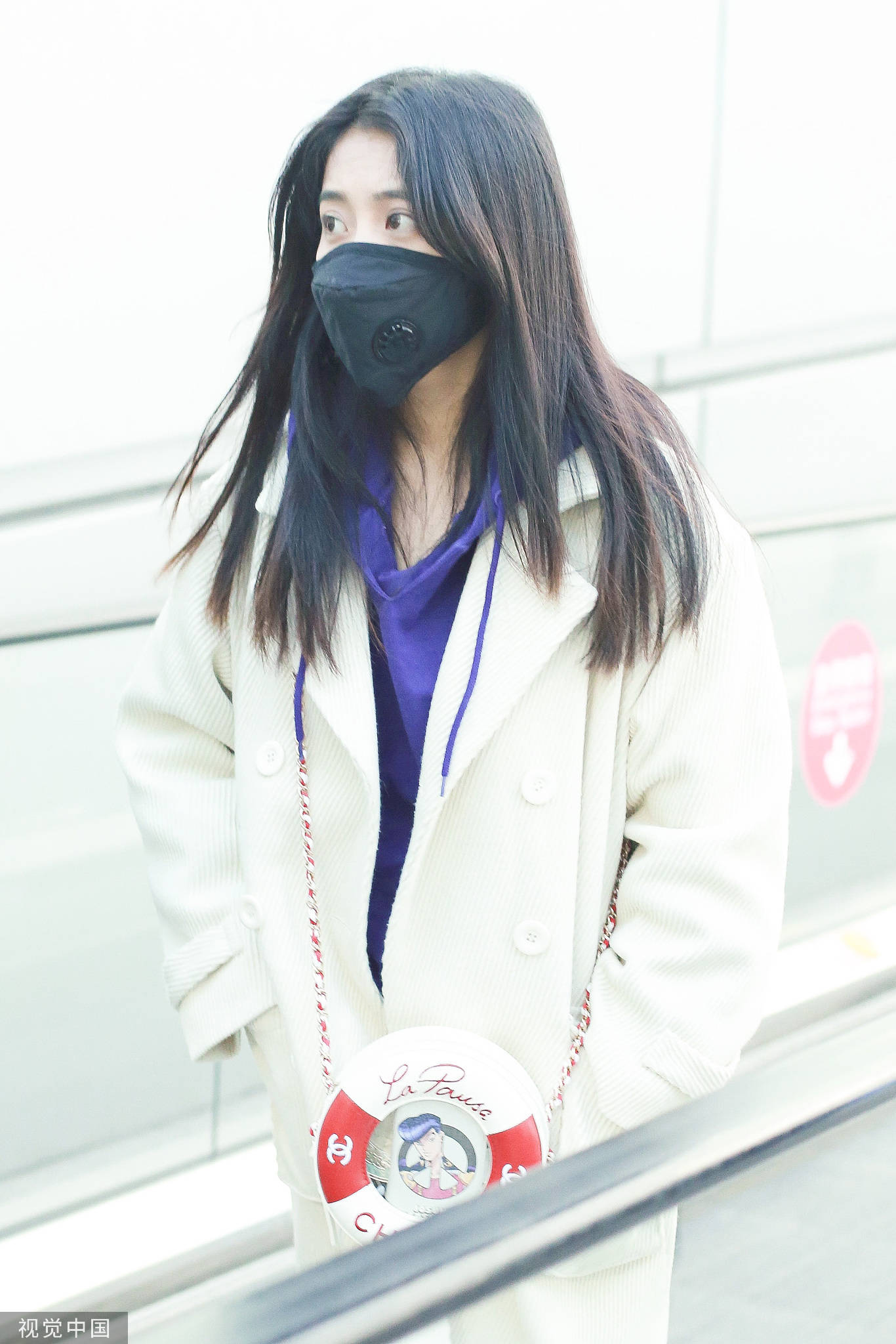 李艺彤挎香奈儿救生圈包现身机场青春靓丽有元气