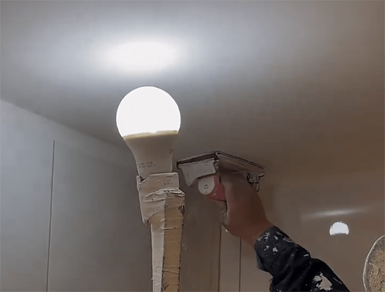 七,腻子打磨第二遍时,一定要用灯光照着打磨.