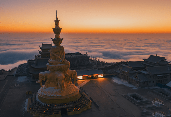 金顶建有铜殿一座,名为华藏寺,是峨眉山最高的寺院,始建于东汉,殿顶