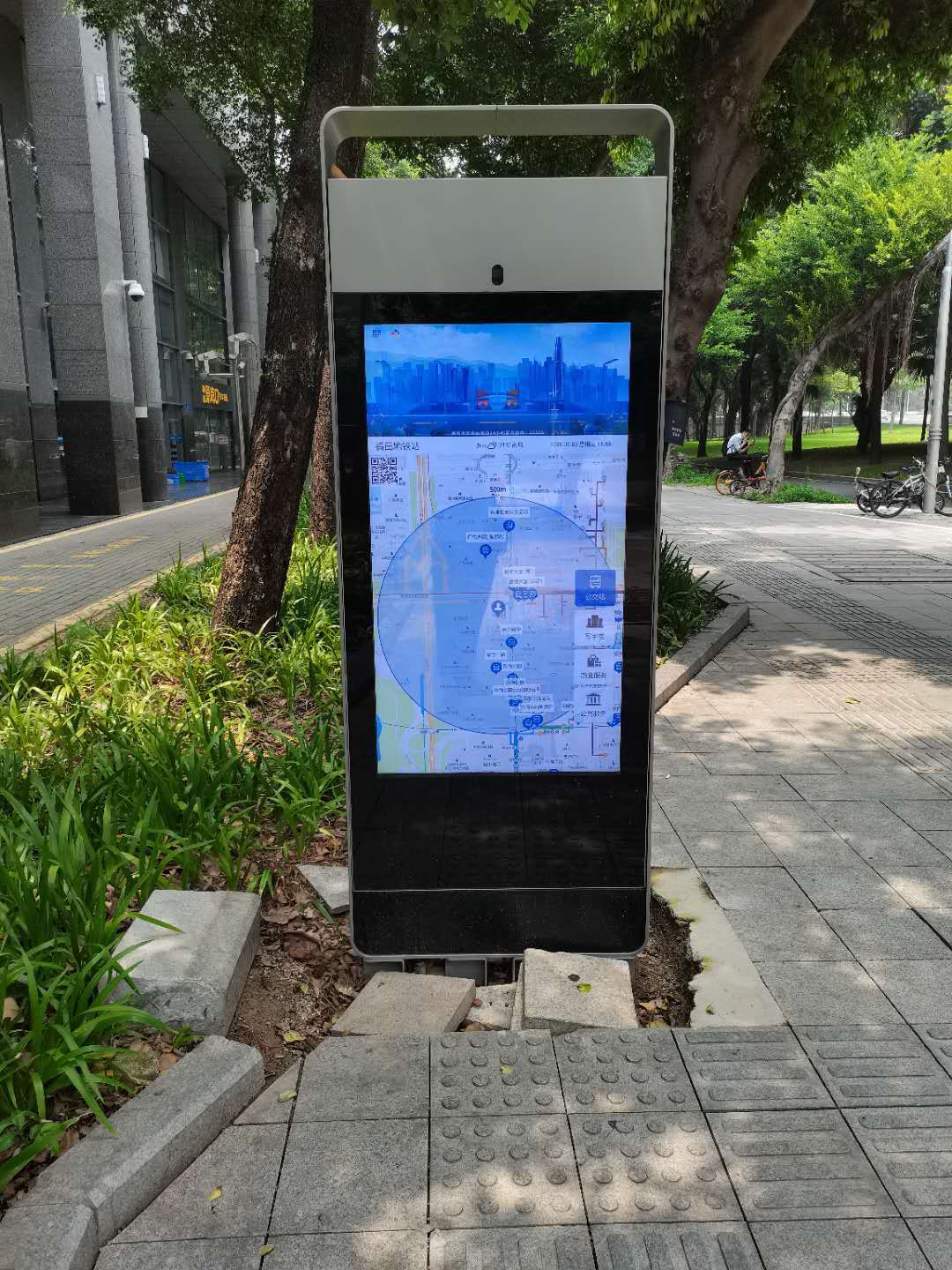 户外lcd显示屏在道路口地铁口等场景下的使用发挥了什么作用