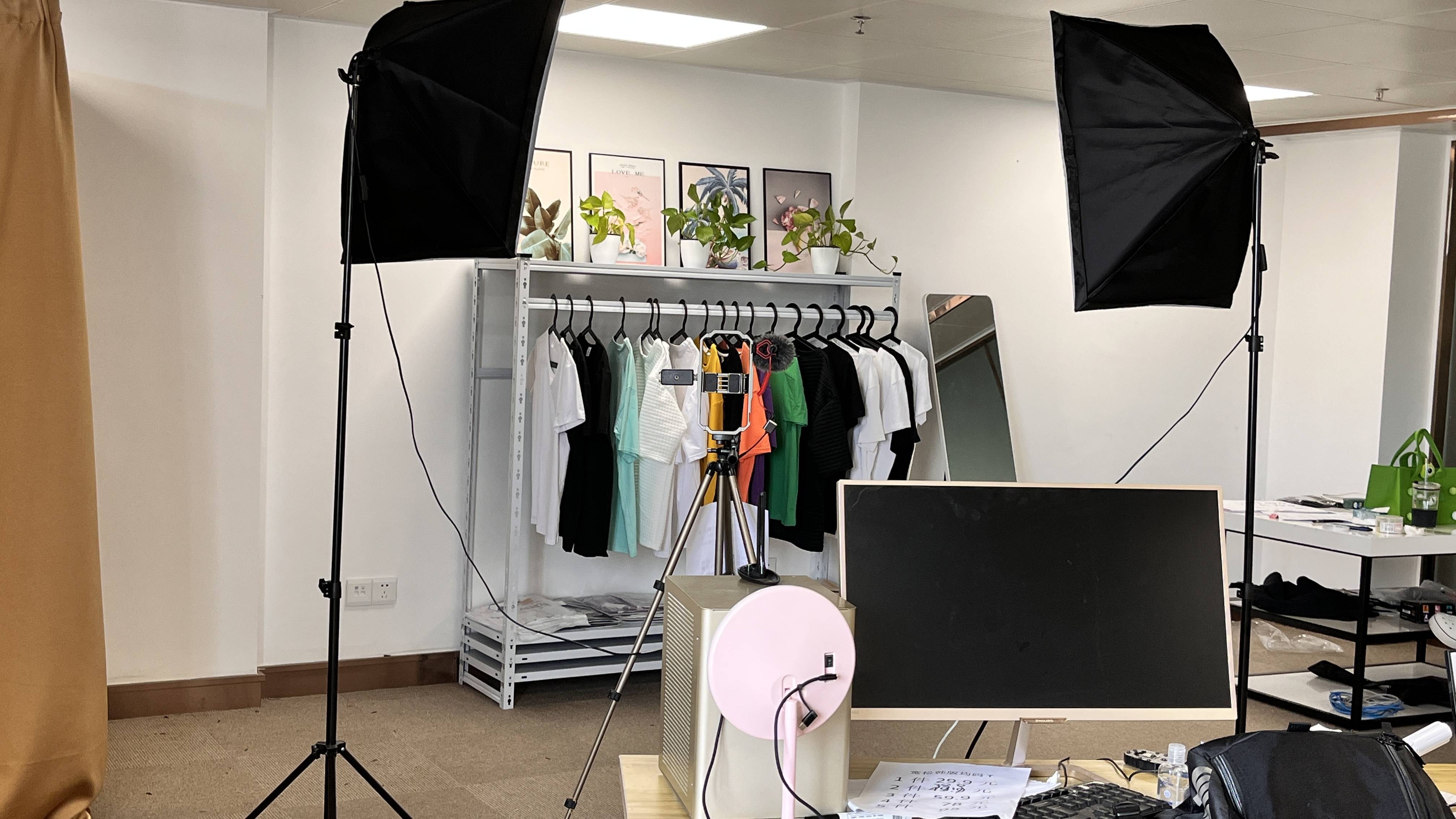 营造直播间氛围,首先就要有一个好的直播环境,可以通过商品摆放,背景