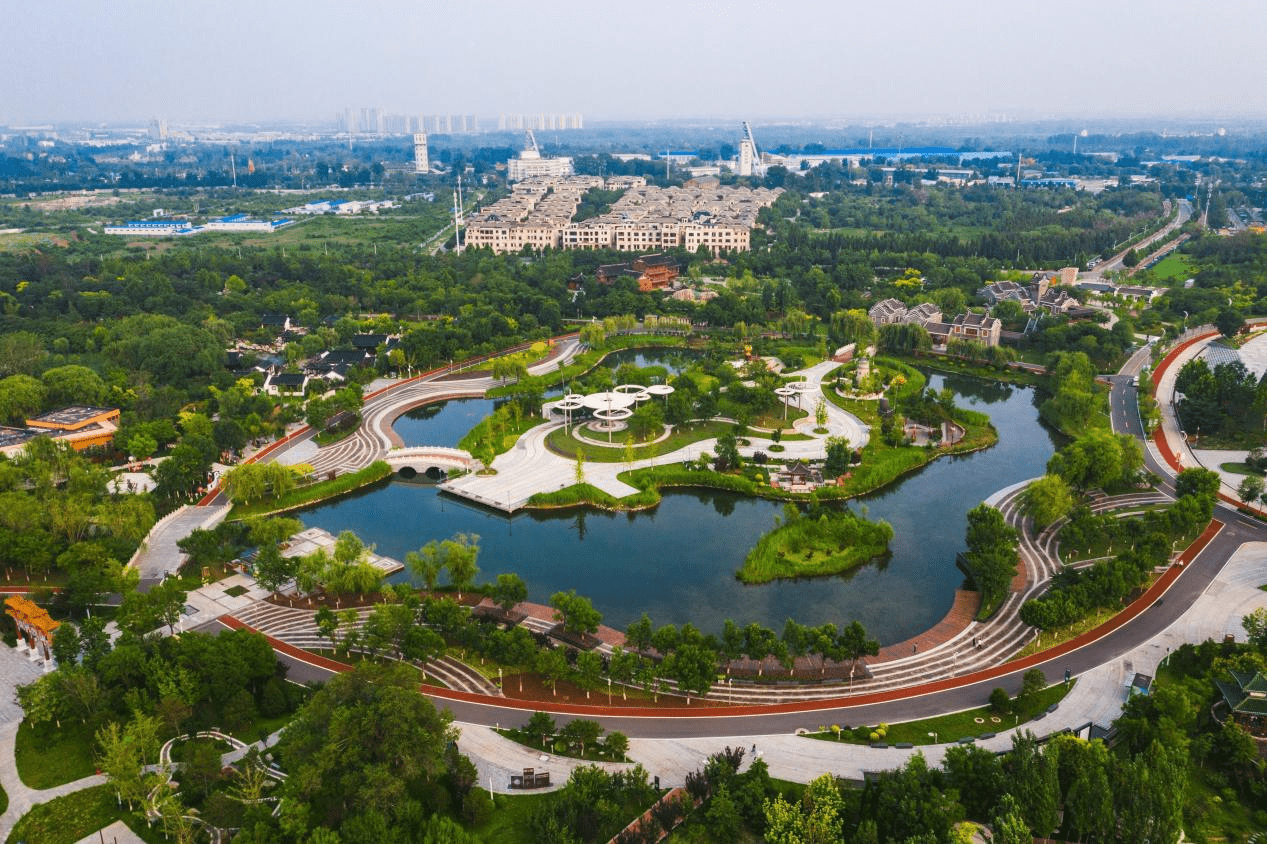 全称唐山南湖城市中央生态公园,国家aaaa级景区,位于唐山市中心南部