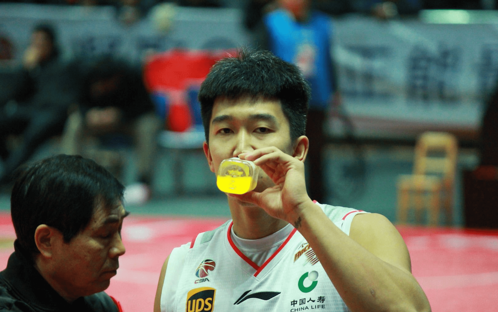 科比门徒曹岩,因伤告别cba,如今是街球厂牌瓷器厂的主理人_八一队