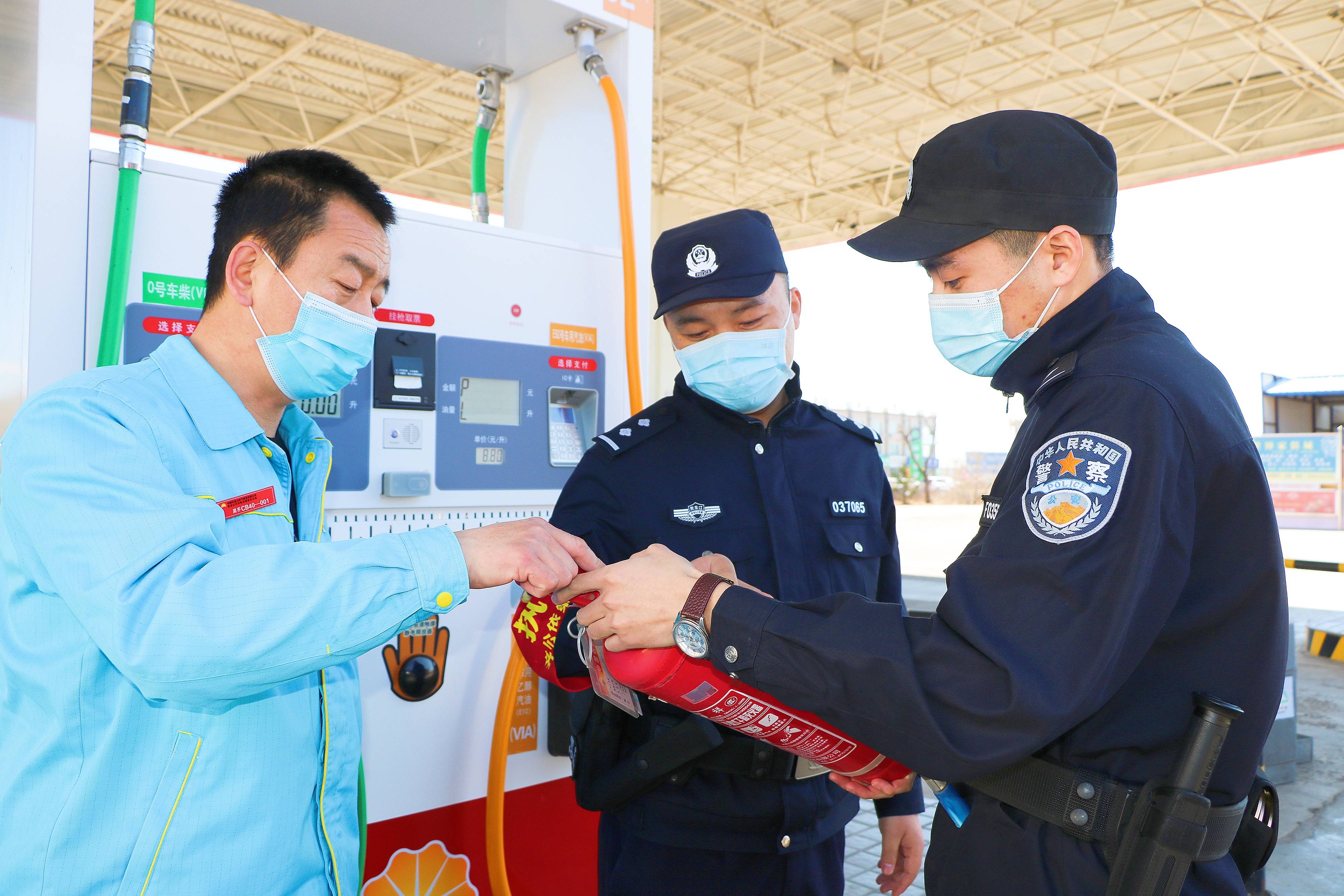 助力防疫警察叔叔建议大家过个安静的五一