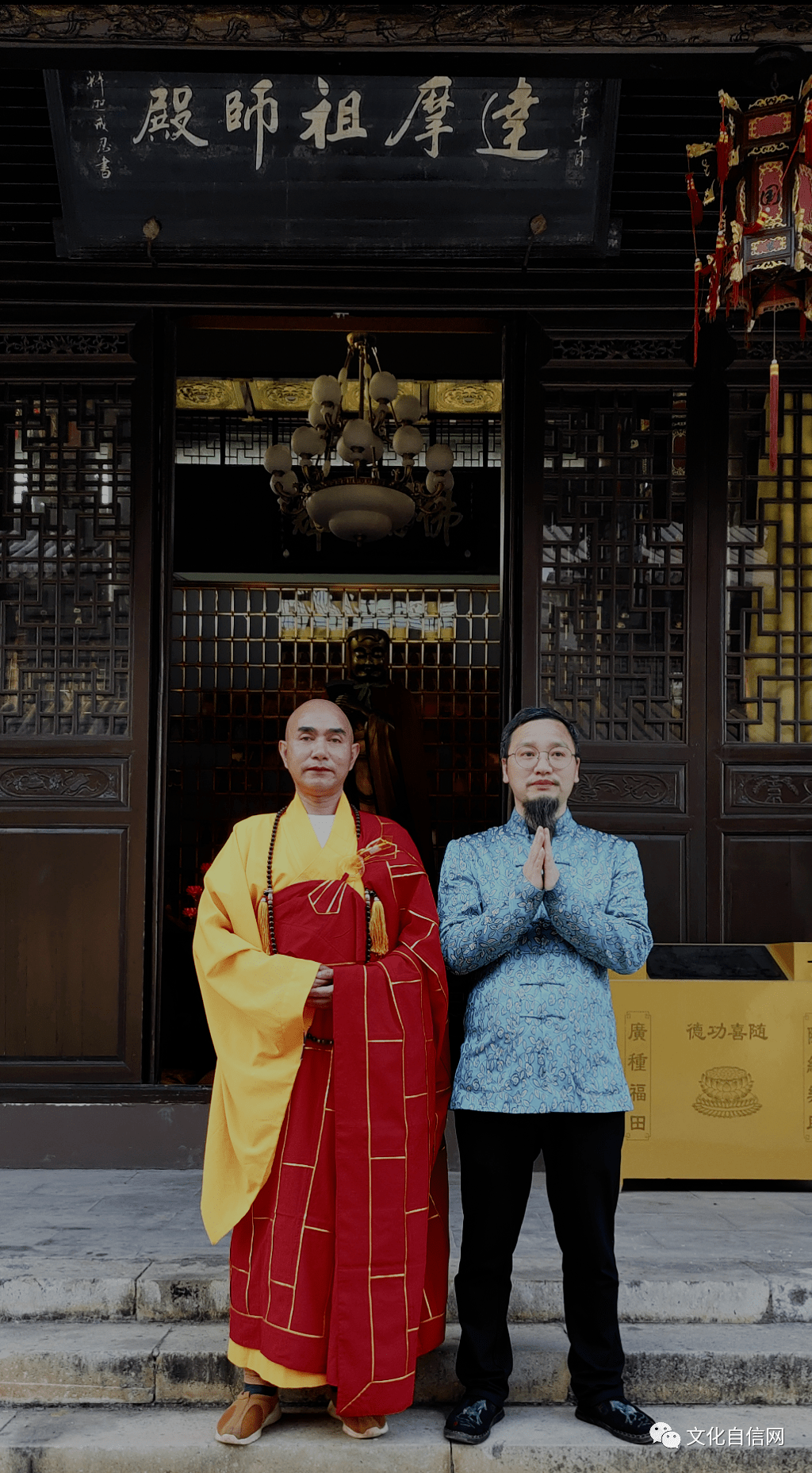 图一:"画界茅台"叶征潮老师皈依佛门,与安国寺方丈释常青合影.