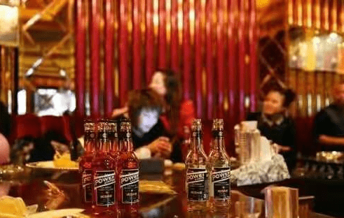 男子在KTV叫“小姐”结果意外发现了自己的老婆！