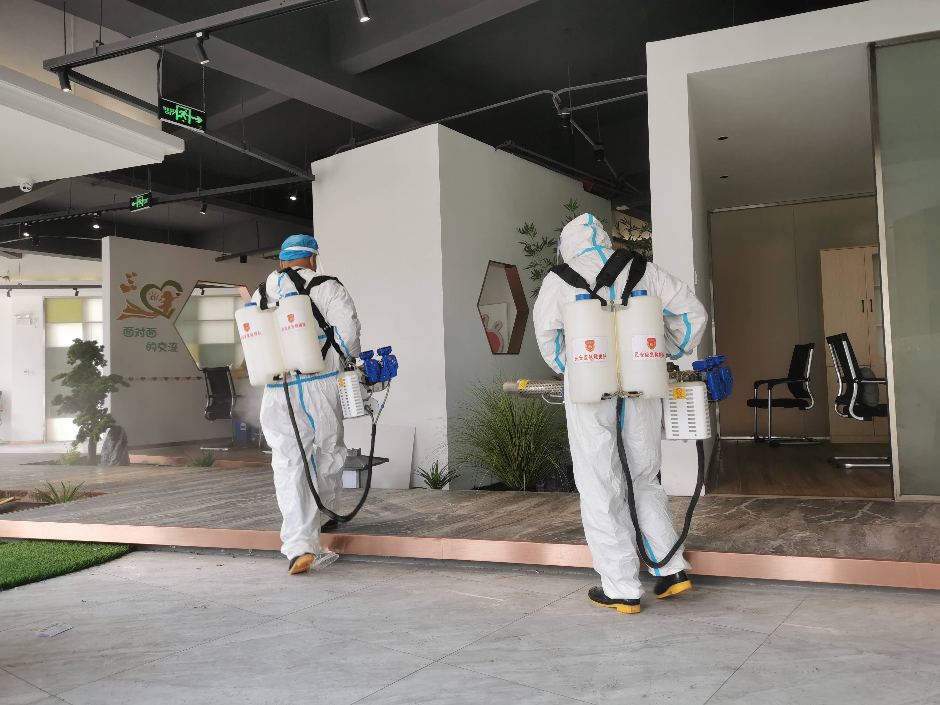 南京市民安应急救援队专业消杀队走进瑞丰园社区开展公共环境专项消杀
