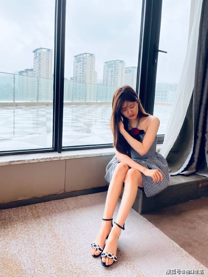 赵露思穿吊带格纹连衣裙露香肩美腿笑容靓丽温柔迷人