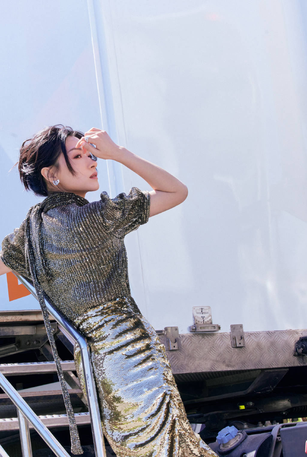 万茜五一晚会造型大片曝光穿闪片紧身裙优雅夺目