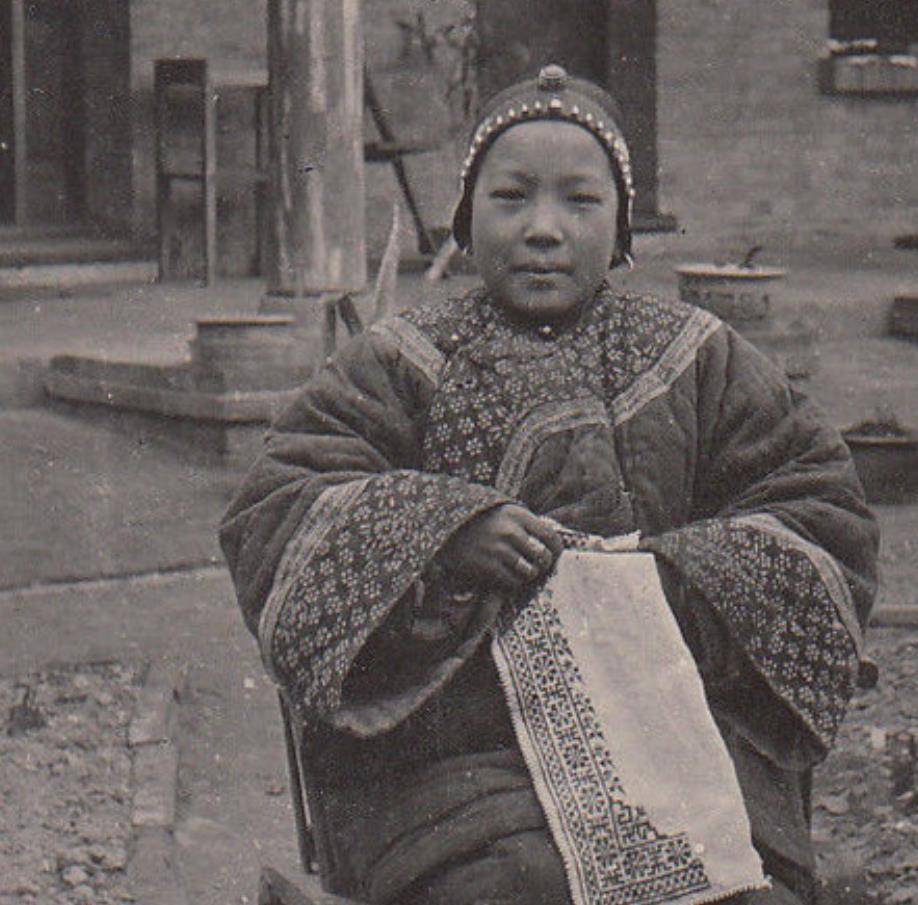 1897年河南周口老照片：珠圆玉润的美丽女子，热闹的庙会！