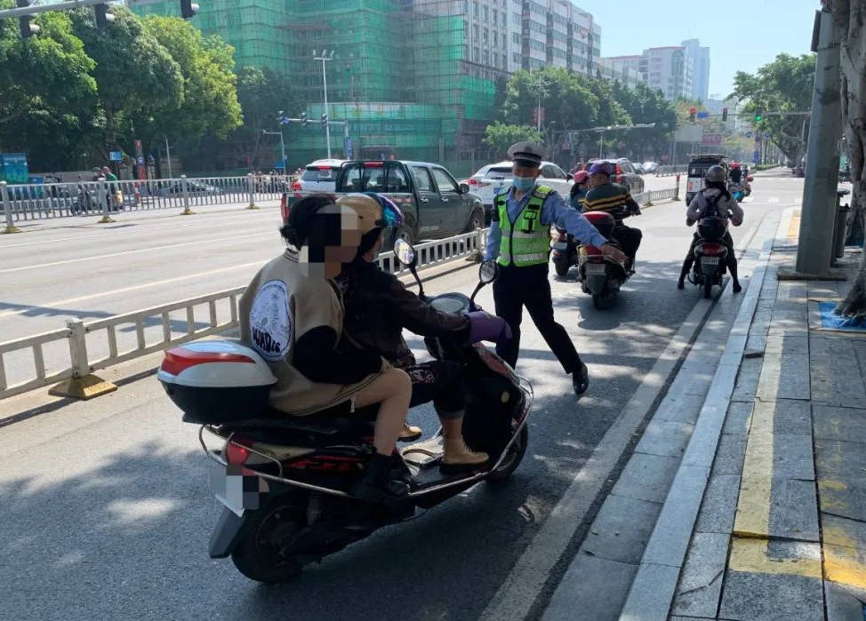 霞山交警整治违规电动车劝导文明出行