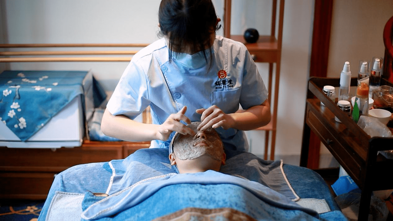 面对皮肤暗黄痤疮长斑等问题选铭医堂中医皮肤护理还你美丽肌肤