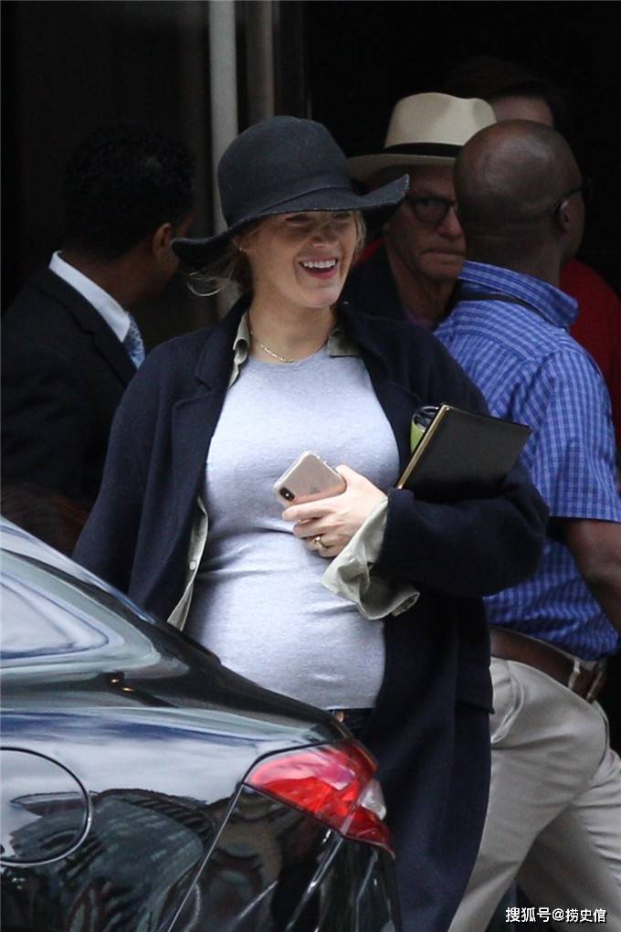 怀孕的布莱克·莱弗利(blake lively)在波士顿外出走动时满脸笑容,她