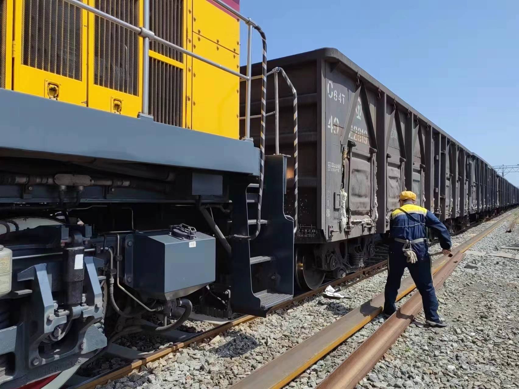 "我们调车组运行实行4班3运转班制,日常工作都是在