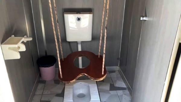 重庆网红秋千厕所已连夜拆除：为何“趣味性”会成“自由飞翔”？
